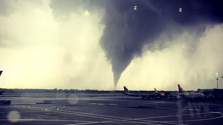 <strong>Un avion Austrian Airlines a ratat aterizarea la Iaşi din cauza furtunii</strong>