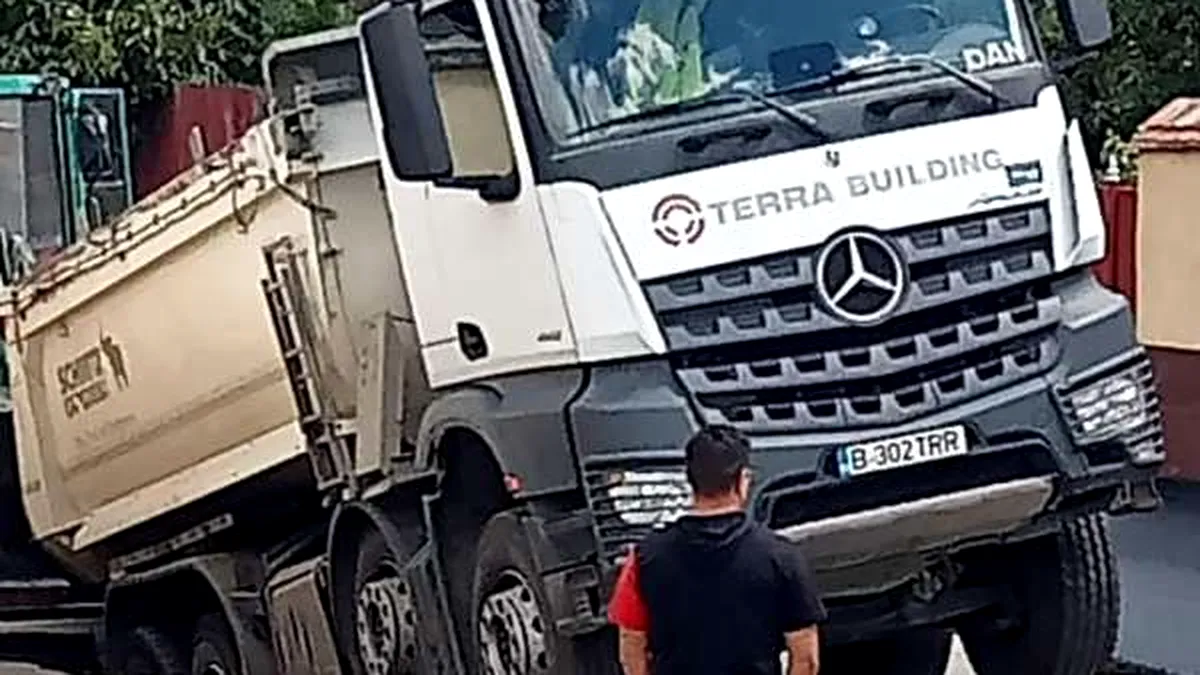 Incredibil: Un camion s-a scufundat în asfalt la Cisnădie