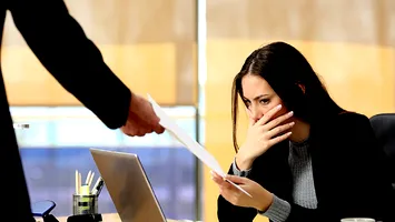 Val de concedieri în 2026: industria auto, construcțiile și IT, printre cele mai lovite domenii