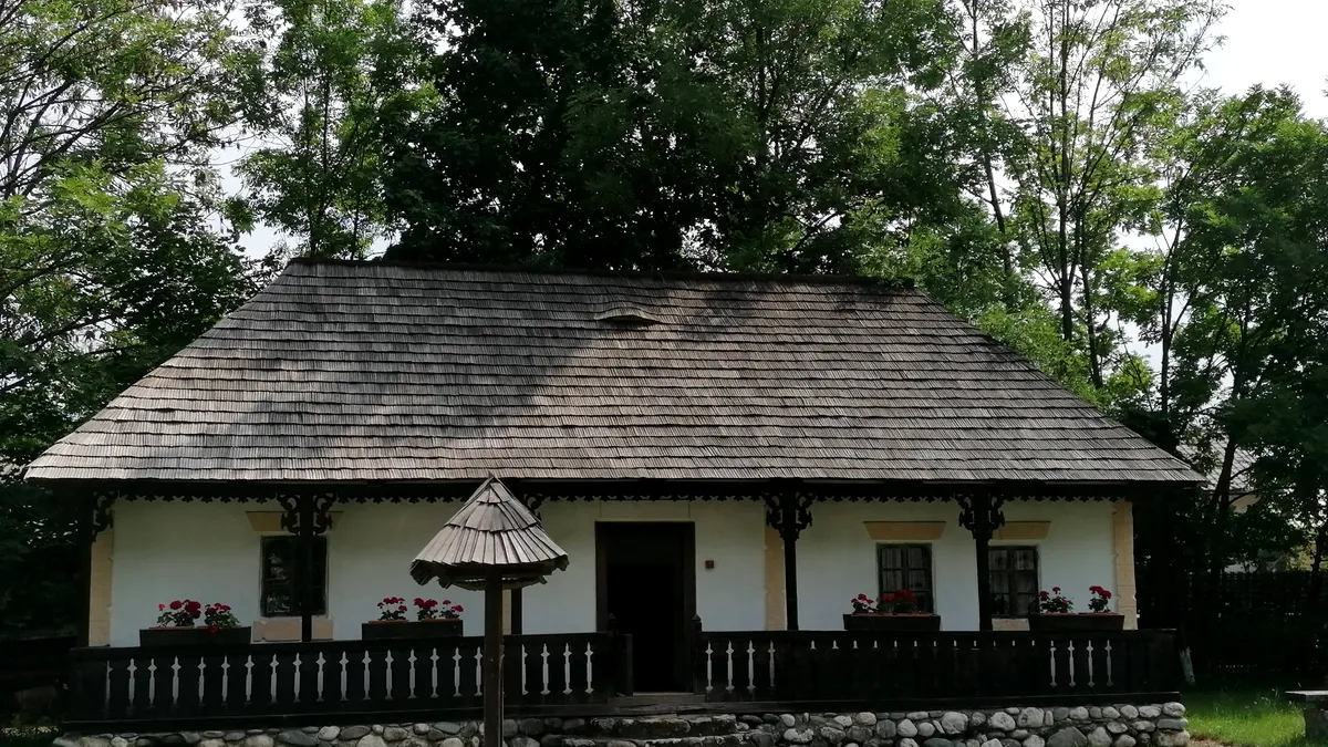Statul și-a abandonat patrimoniul: 18 monumente istorice din Bran, la un pas de distrugere