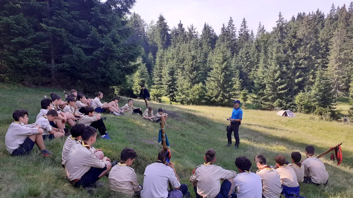Micii cercetași sunt oaspeții vânătorilor de munte de la Predeal