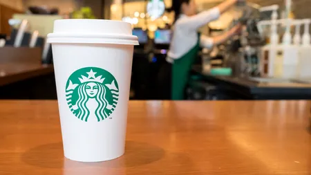 De ce compania Starbucks e obligată să plătească 50 de milioane de dolari unui client