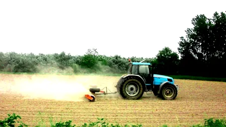 Timiș: Migranți călcați cu tractorul pe un câmp de rapiță