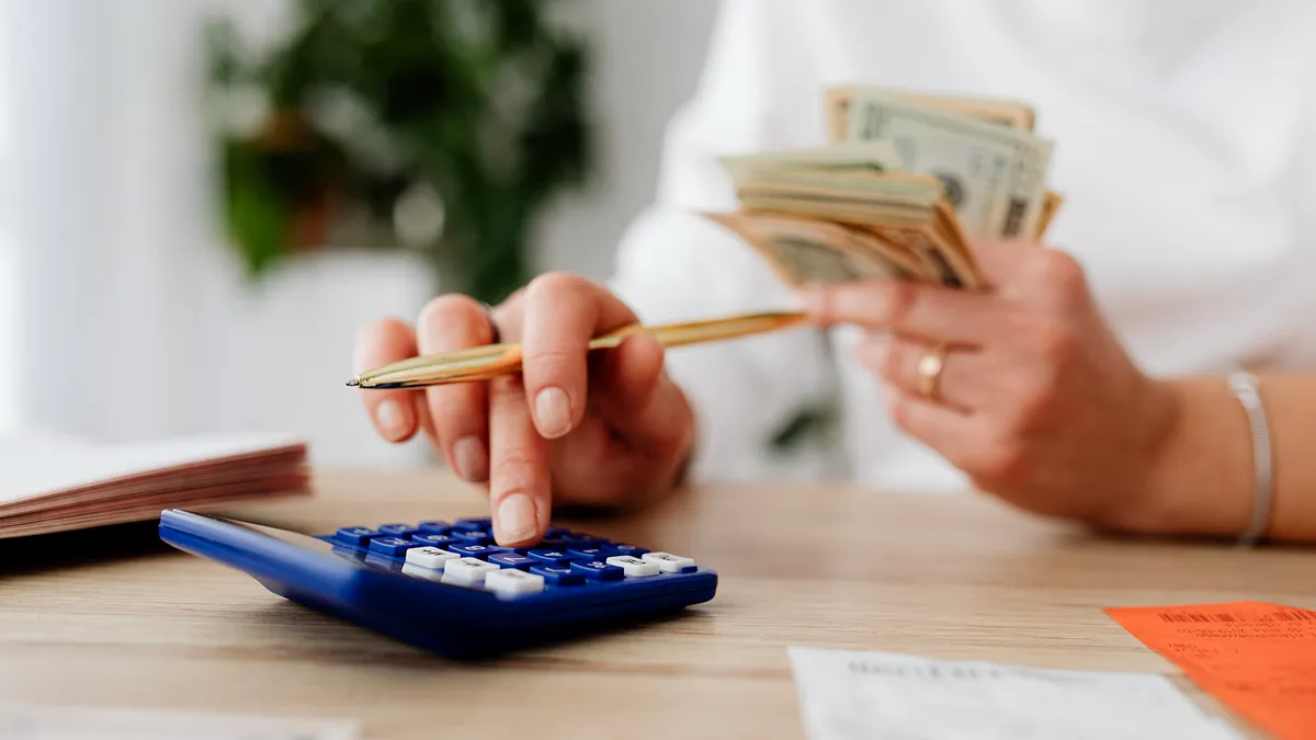 Proprietarii care nu declară chirii vor plăti cu 70% mai mult: Ce aduce noua lege