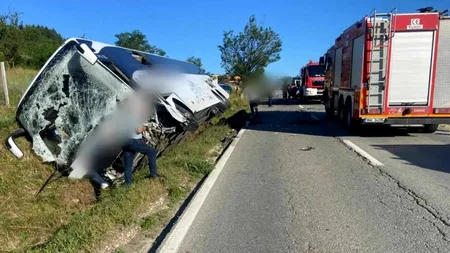 Accident la Vâlcea, soldat cu moartea șoferului și rănirea a trei minori. Plan roșu activat