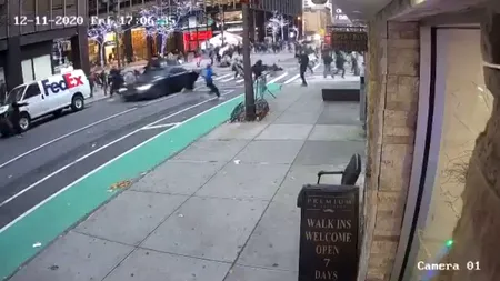 VIDEO - O maşină a intrat în plin într-un grup de manifestați Black Lives Matter în New York