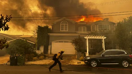 INFERN: Mii de oameni fug în timp ce incendiile scapă de sub control și distrug case din zona Los Angeles