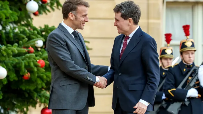 Emmanuel Macron salută România în limba română, cu Nicușor Dan alături