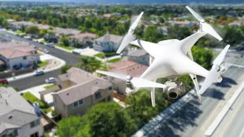 Drone peste ogrăzi. Guvernul vânează cotețele, șoproanele și aleile neautorizate