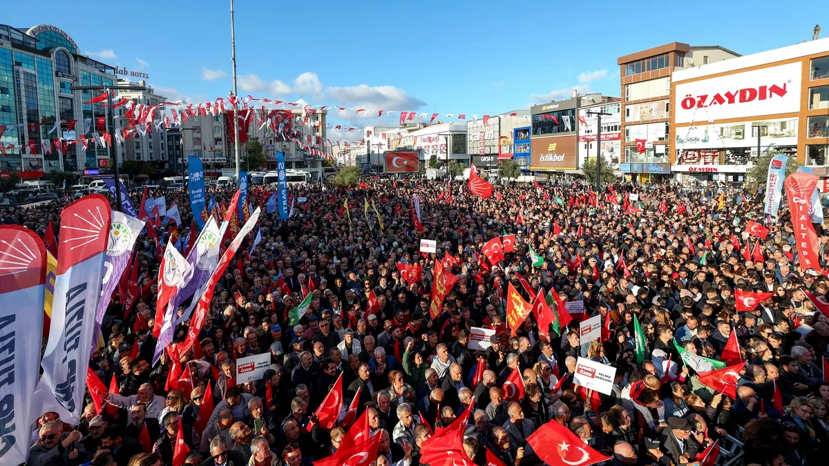 O adevărată „lovitură de stat” la Istanbul. Opoziția turcă contestă arestarea lui Ahmet Özer