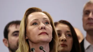 Sărăcuța Lenuța: între iluzia gloriei și realitatea politică