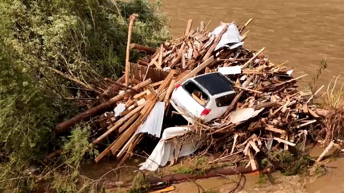 Suceava, sub ape: Intervenție de amploare în Broșteni, după viitura devastatoare. Zeci de persoane evacuate și drumuri distruse