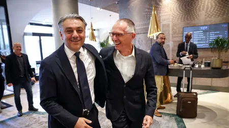 Şefii Renault şi Stellantis îşi vor strânge mâna la Salonul de la Paris, dar companiile nu fuzionează, aşa cum spuneau zvonurile