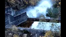 Spectacol la Vidraru: imagini uimitoare de la deversarea controlată a lacului VIDEO