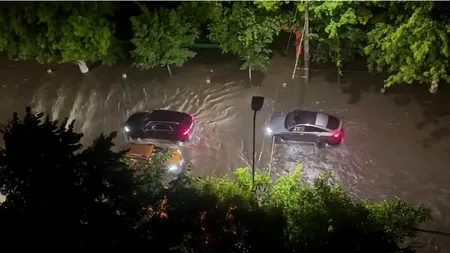 Haos în București după Codul Roșu de ploi. Inundații la metrou, copaci căzuți și trafic blocat în centru