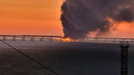 „Podul lui Putin”, singurul care leagă Crimeea de Rusia, este în flăcări (video)