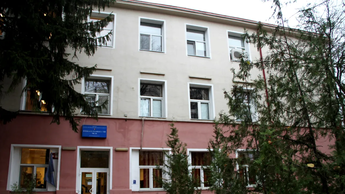 Primarul Sectorului 2 vrea să mute cea mai bună școală. Părinții, dar și profesorii refuză cu desăvârșire