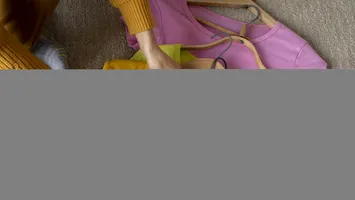 Mitul modei „verzi” se sparge: hainele din poliester reciclat poluează mai mult decât cele noi