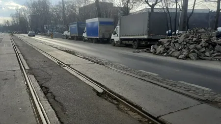 Șinele de tramvai din București arată ca după bombardament! Zilnic ne pun viața în pericol