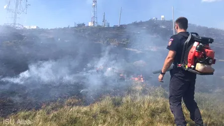 Alba: Incendiu de vegetaţie pe Muntele Găina
