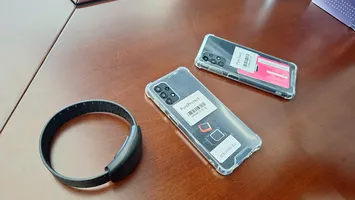 Telefonul de monitorizare primit de la Poliție, vândut de un bărbat