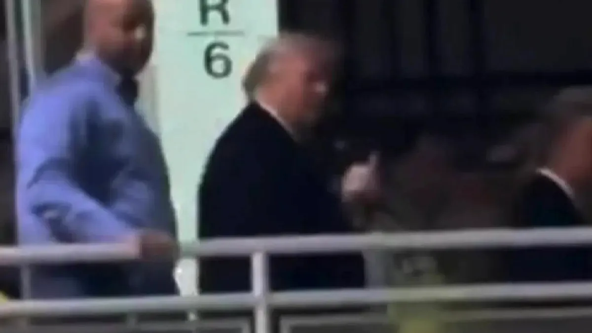 Trump i-a arătat degetul mijlociu unui muncitor care l-a numit „protector de pedofili”