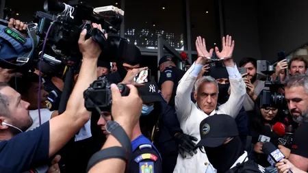 Călin Georgescu, la o săptămână după reținerea de la DIICOT, escortat de bodyguarzi în istanță de bodyguarzi. Fanii au scandat „Călin, nevinovat!”