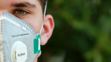 Autoritățile se gândesc să introducă noi restricții: Masca de protecție ar putea fi obligatorie în toată țara