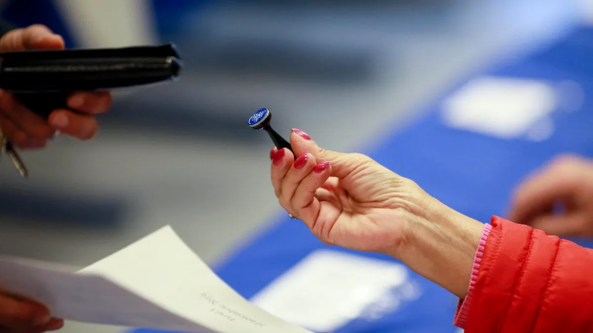Anchetă la o secție din Brăila. O femeie, care figura ca decedată, a votat azi