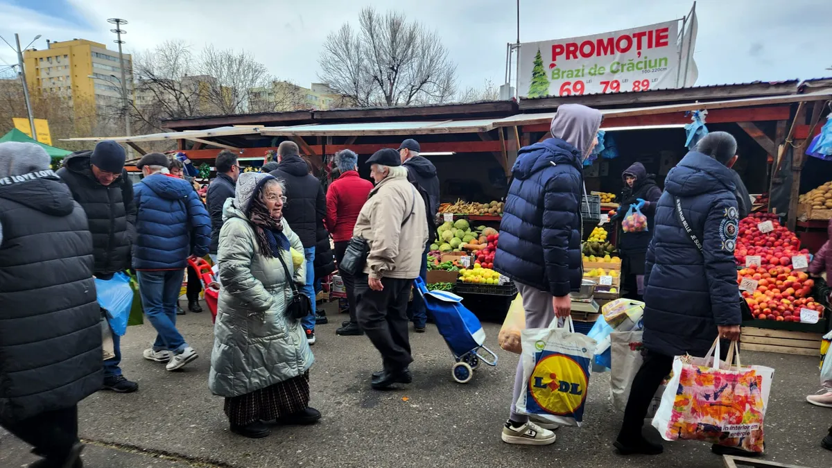 Românii au luat cu asalt piețele și magazinele, în plină austeritate (foto)