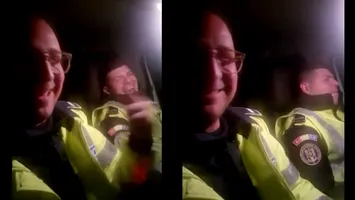 Petrecere cu manele în mașina de poliție, în timpul programului. „Să vină permisele” – agenții riscă să fie dați afară