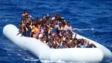 Imagini șocante! Migranți aruncați în apa de traficanțîi care îi însoțeau