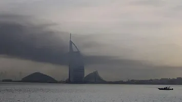 Sute de arestări în Dubai pentru fotografii cu atacurile iraniene: Cum a spulberat războiul fațada liberală a „celui mai sigur oraș”