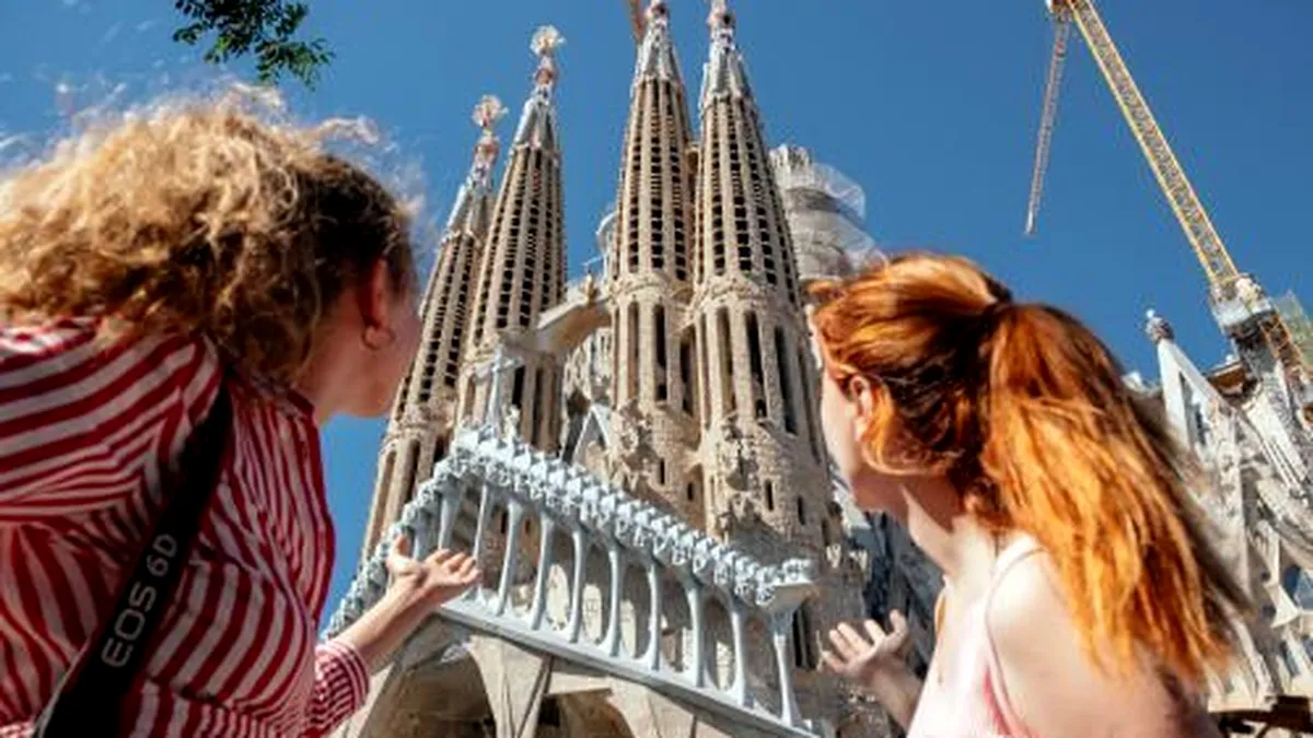 Al nouălea turn al catedralei Sagrada Familia, inaugurat cu ocazia sărbătorii „Imaculata Concepțiune”