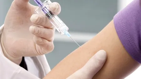 Începe vaccinarea gratuită pentru persoanele considerate cu risc