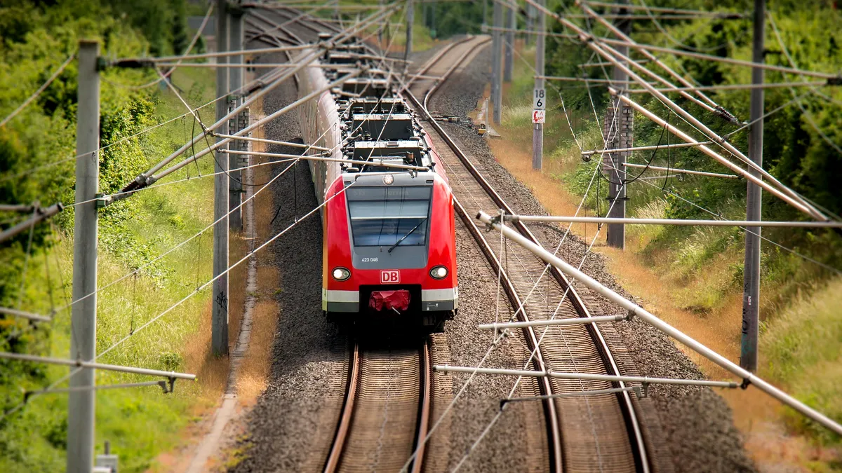 Autoritatea pentru Reformă Feroviară a publicat anunţul pentru achiziţia a 20 de trenuri electrice de lung parcurs