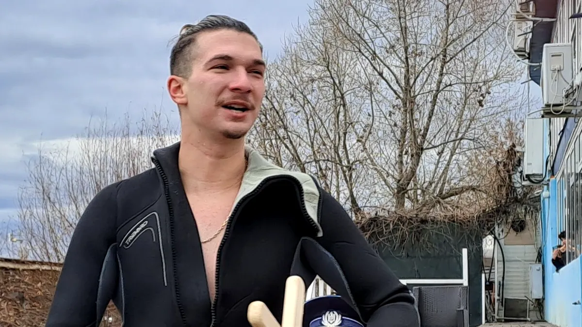 Un gălățean de 24 de ani a salvat crucea din apele înghețate ale Dunării în memoria tatălui său
