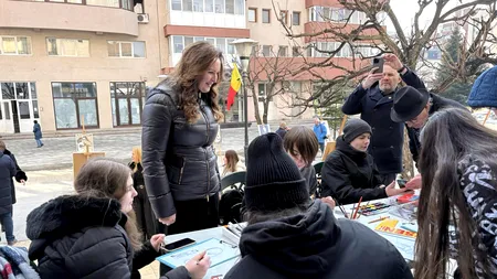Copii ținuți în frig la Târgu Jiu, pentru vizita ministrei Culturii, de Ziua Brâncuși (FOTO)