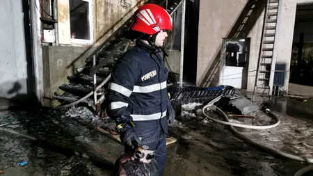 Incendiu violent la o hală de construcții din Botoșani. 1,5 tone de ulei auto au ars ca o torță (VIDEO)