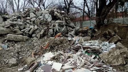 Deșeuri din construcții, făcute de Primăria Constanța, aruncate în curtea unei firme