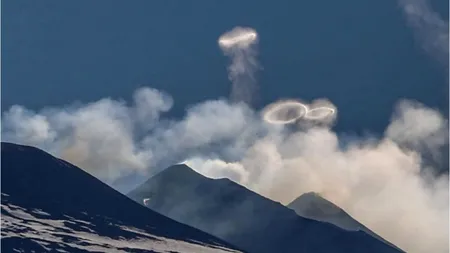 Vulcanul Etna se dă în spectacol. Aruncă în aer cercuri perfecte de fum, unele chiar roz! GALERIE FOTO