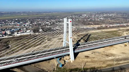 S-a deschis primul pod hobanat din sud-estul României! Are 500 de metri și stă ancorat la o înălțime de 62 m