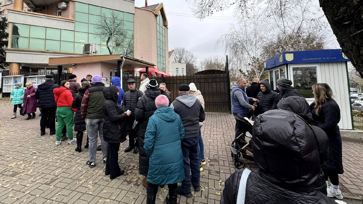 Cozi lungi la secțiile de votare din Chișinău pentru alegerile parlamentare din România VIDEO