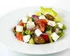 Salata cu brânză și roșii nu e atât de sănătoasă pe cât cred românii