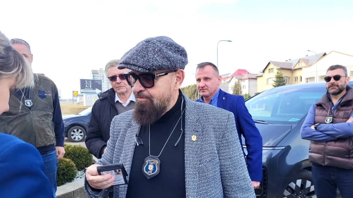Piedone, bucuria oamenilor, spaima comercianților. Tinerii au stat la coadă să facă poze cu șeful ANPC (VIDEO)