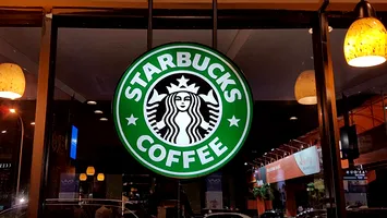 Starbucks dă afară 1.000 de angajați și elimină câteva băuturi apreciate