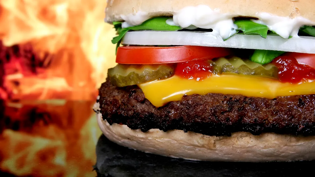 Burgerul, mâncarea tradițională a românului, inclusiv de Crăciun și de Paște