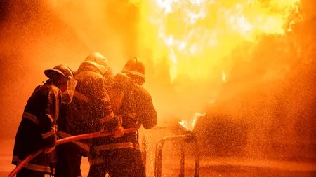 Un pompier și doi jandarmi au fost răniți într-o explozie. Se aflau în intervenție pentru stingerea unui incendiu din Ploiești