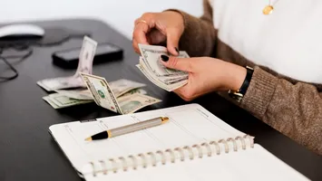 Casele de asigurări returnează bani asiguraților sănătoși. Până la 600 de euro anual