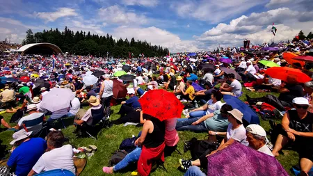 Lume multă la Mânăstirea Nicula